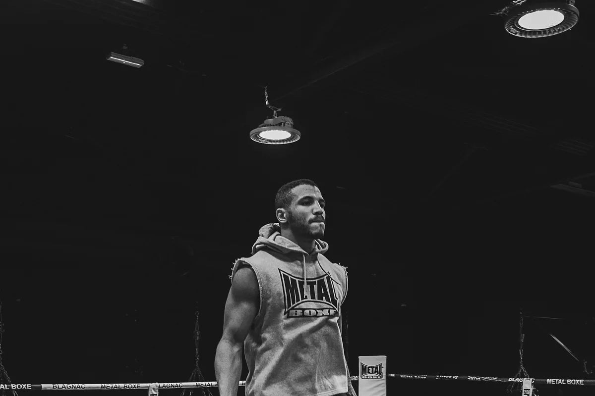 Boxeur Metal Boxe dans un ring après une séance de corde à sauter
