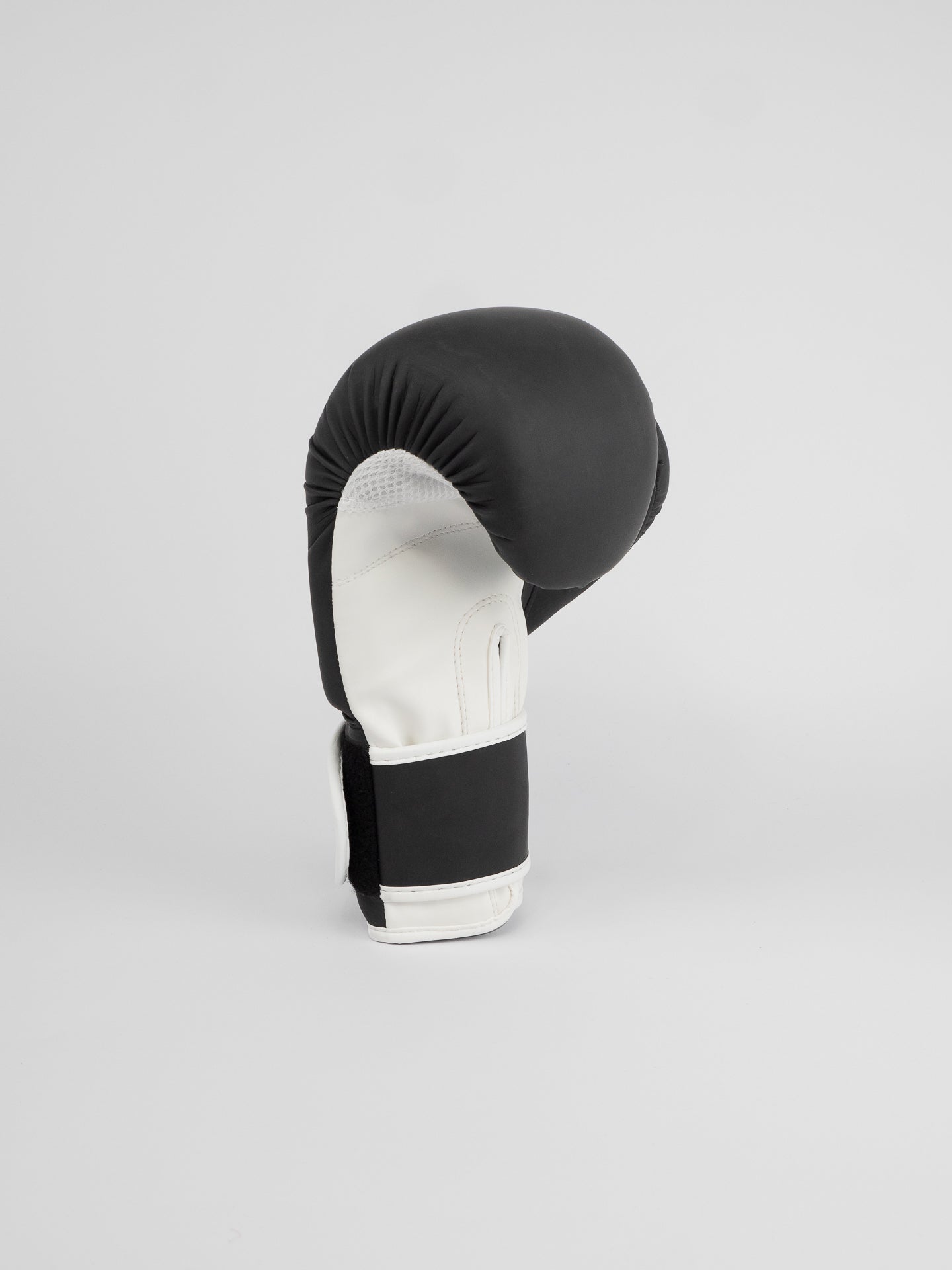 BLACK TRAINING BOXING GLOVES