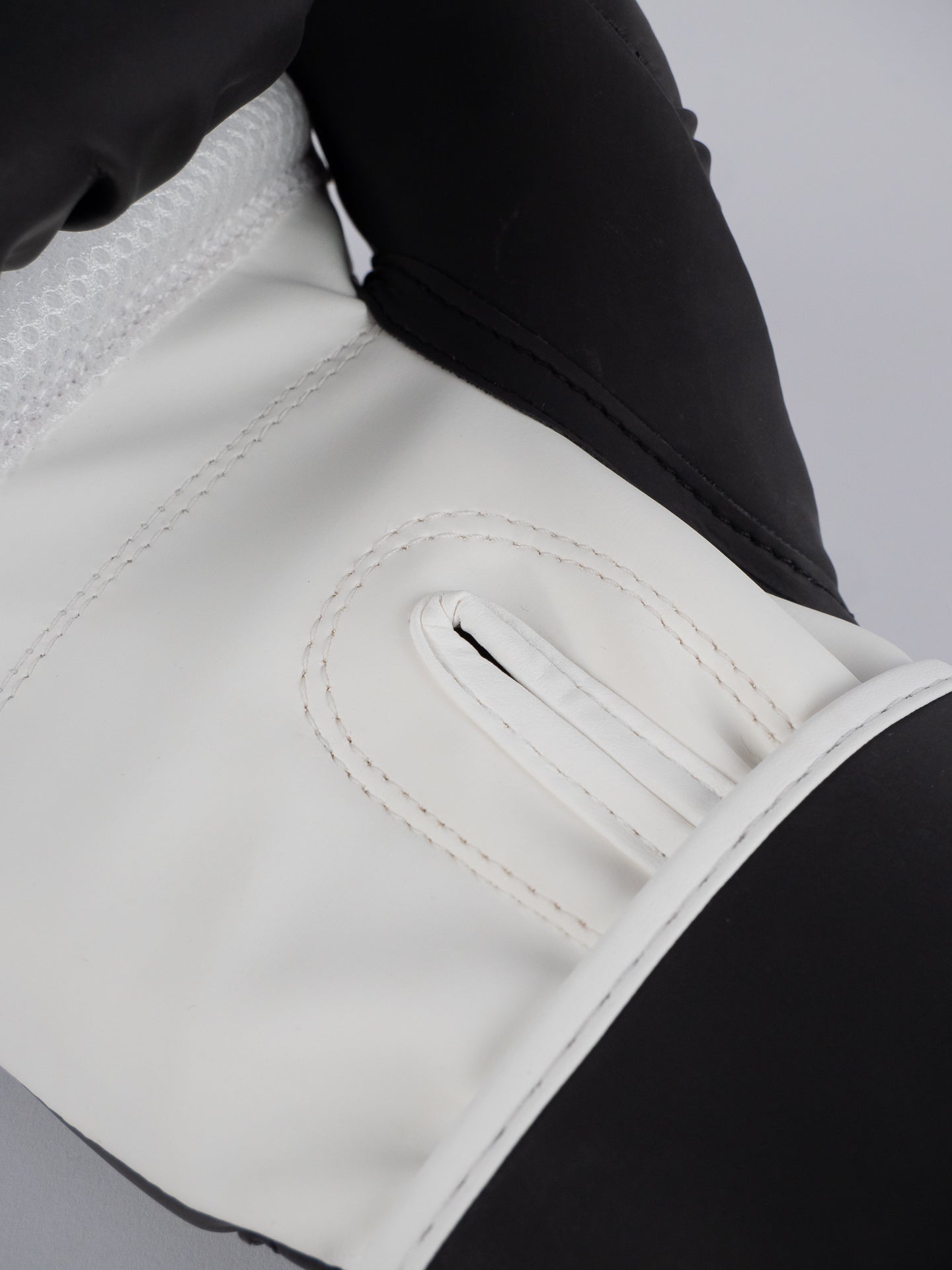 BLACK TRAINING BOXING GLOVES