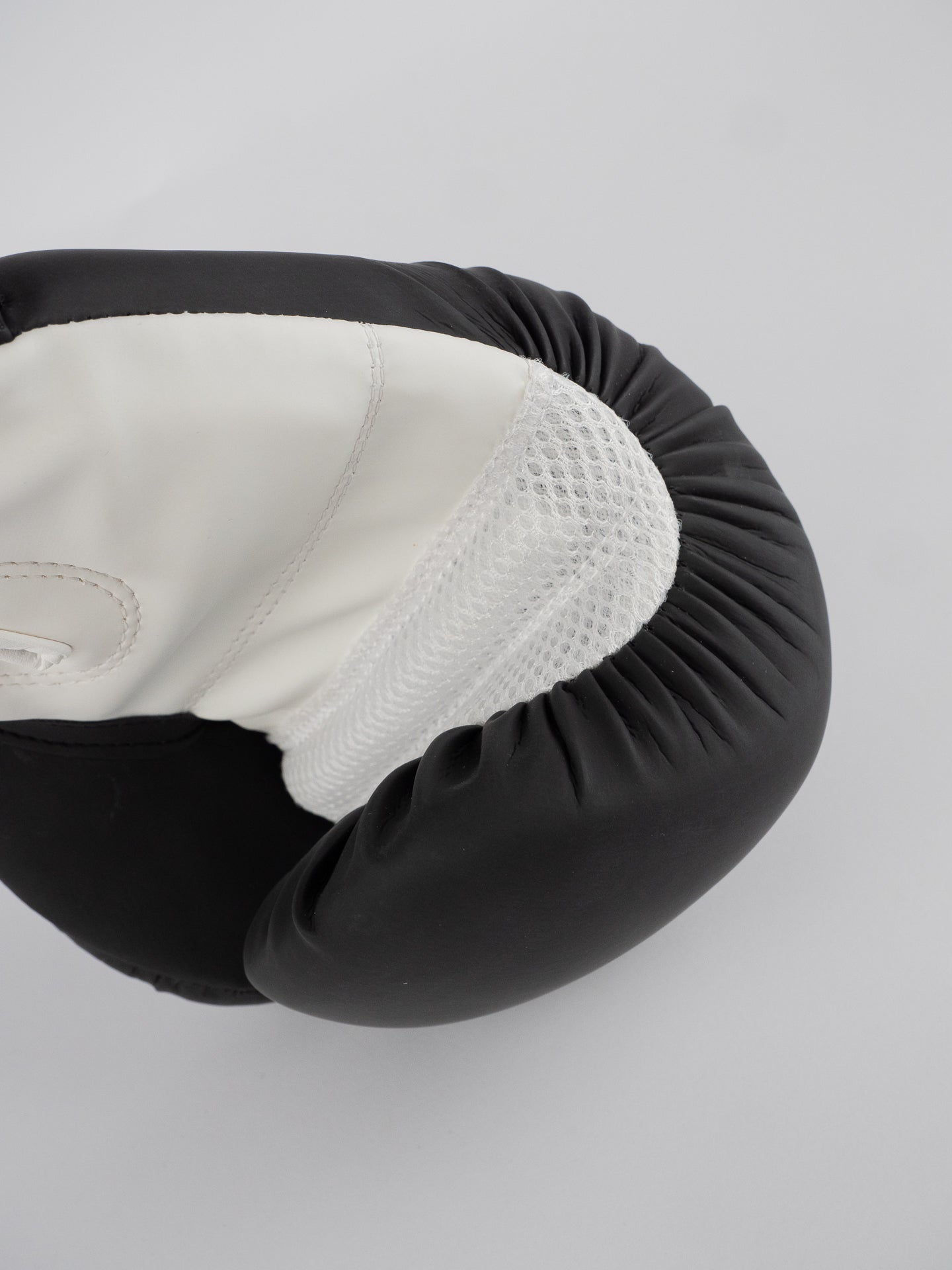 BLACK TRAINING BOXING GLOVES