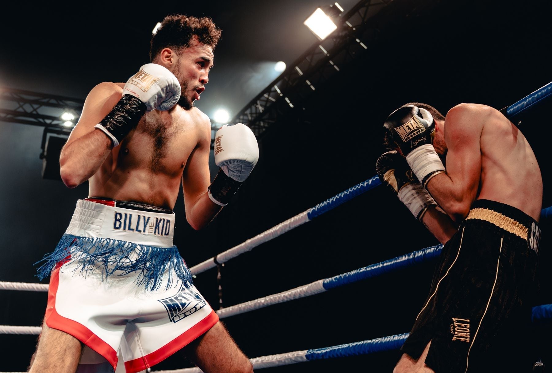 Différence entre boxe française et anglaise : deux disciplines aux styles opposés