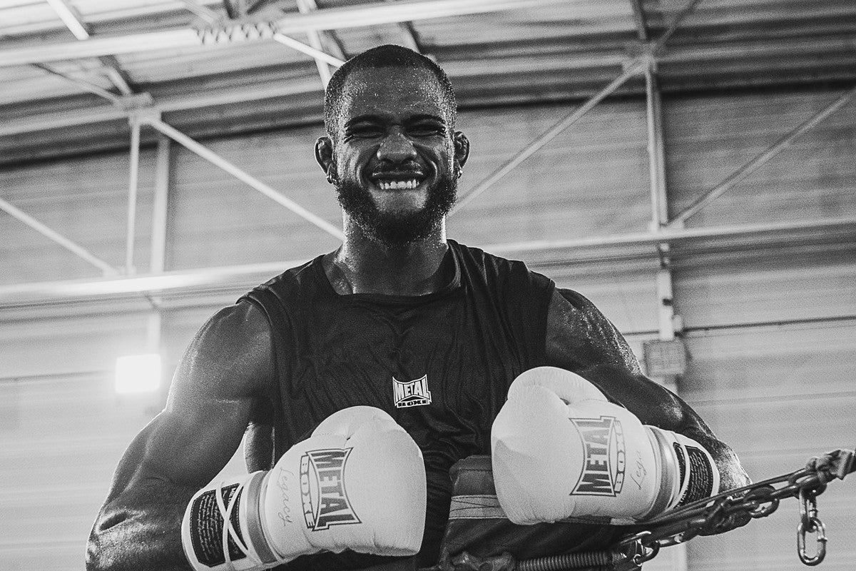 Boxeur Metal Boxe gants aux poings après une séance d’entraînement