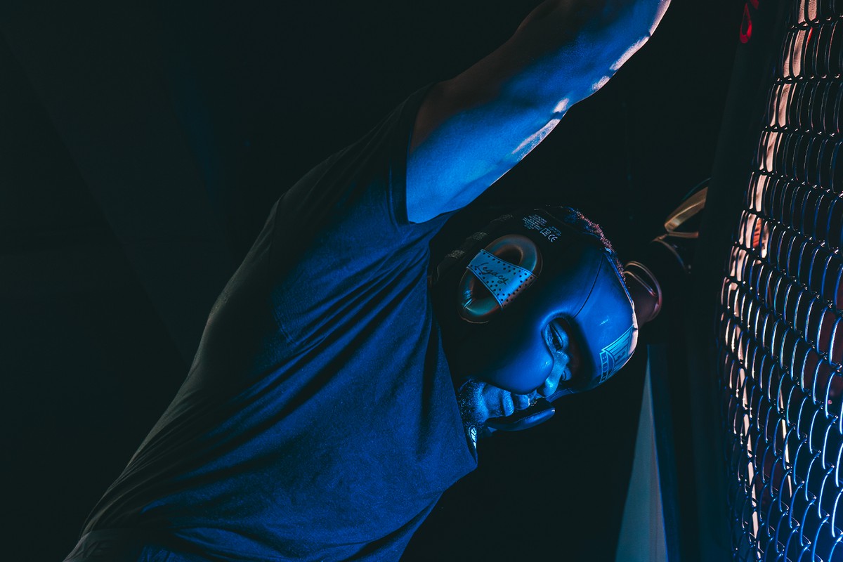 Athlète Metal Boxe à l’effort pendant une séance de cardio