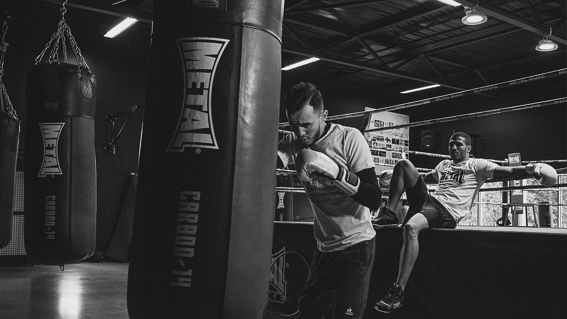 Entraînement au sac de frappe dans une salle de boxe