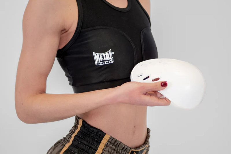 Brassière avec coques : la protection de boxe pour femme