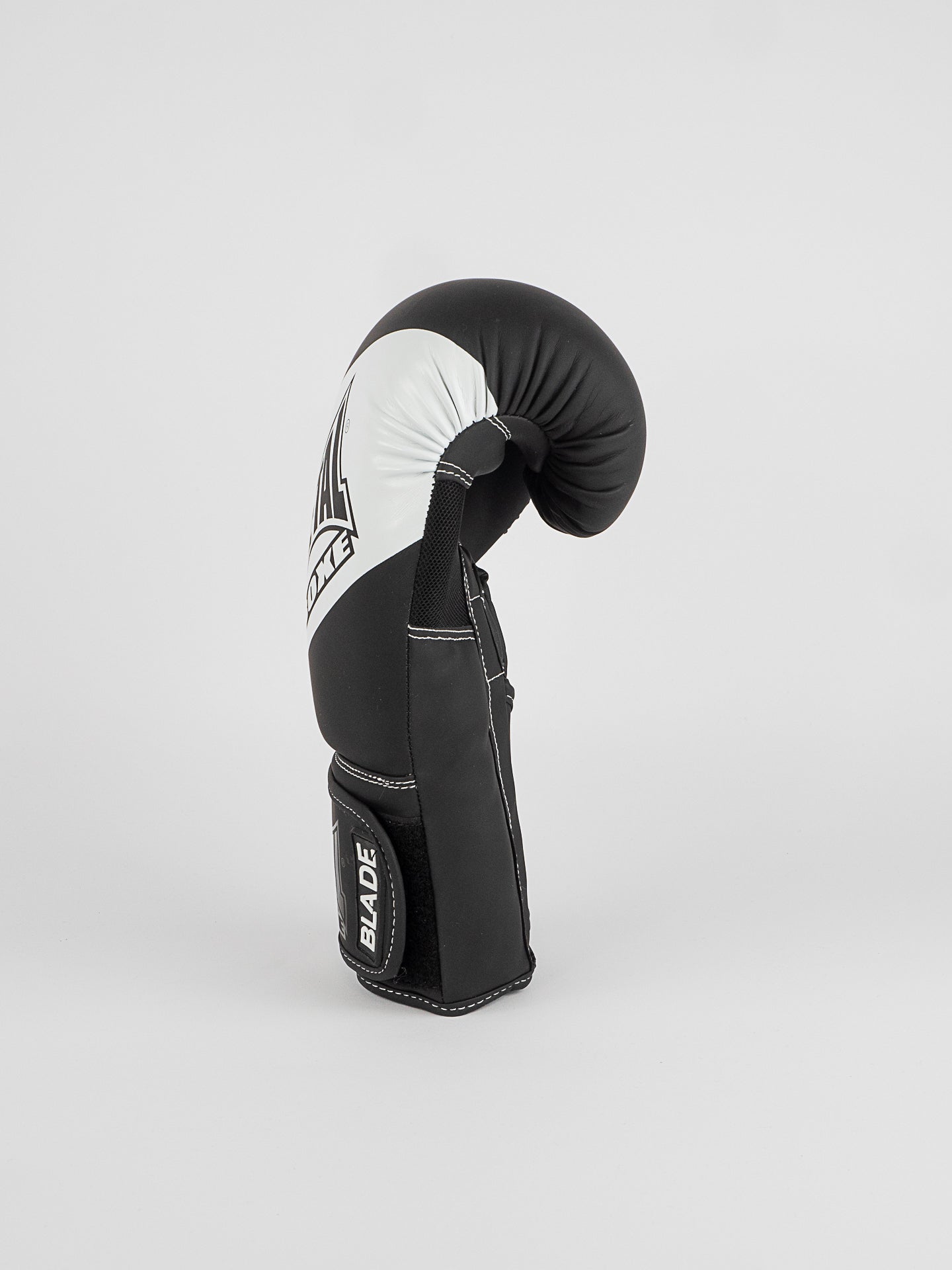 GANTS DE BOXE BLADE BLACK AND WHITE