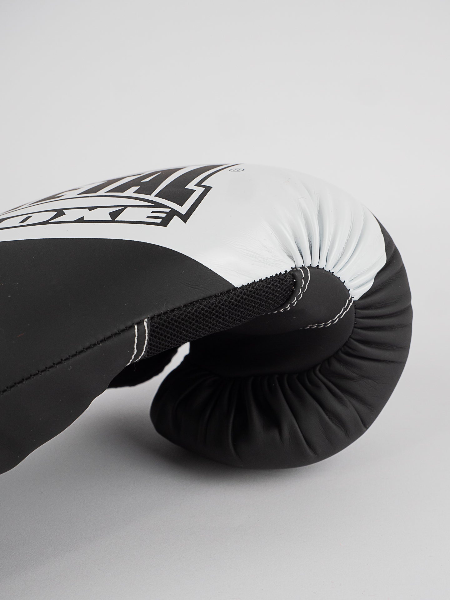 GANTS DE BOXE BLADE BLACK AND WHITE