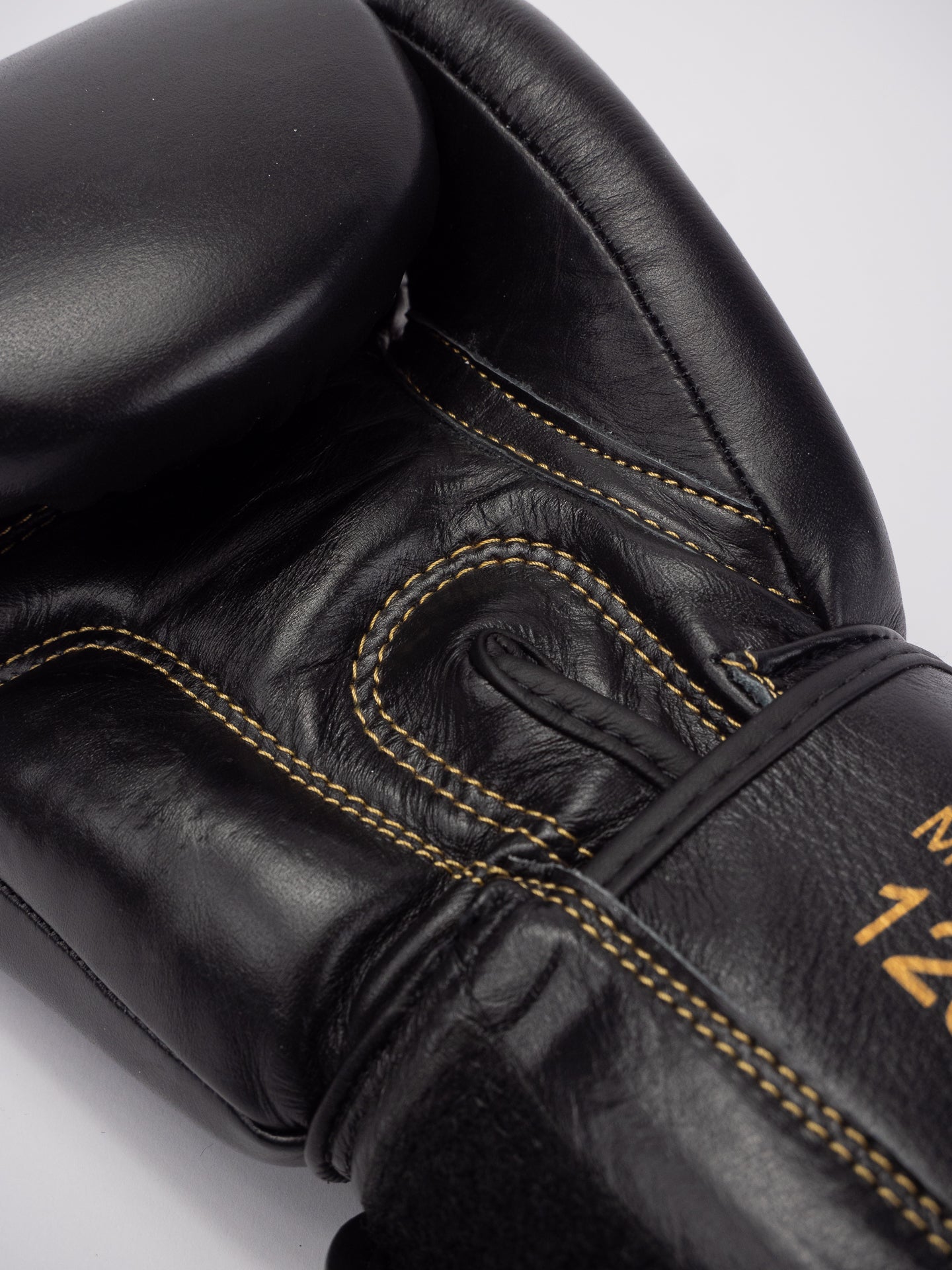 GANTS DE BOXE CUIR THAI SERIES NOIR OR