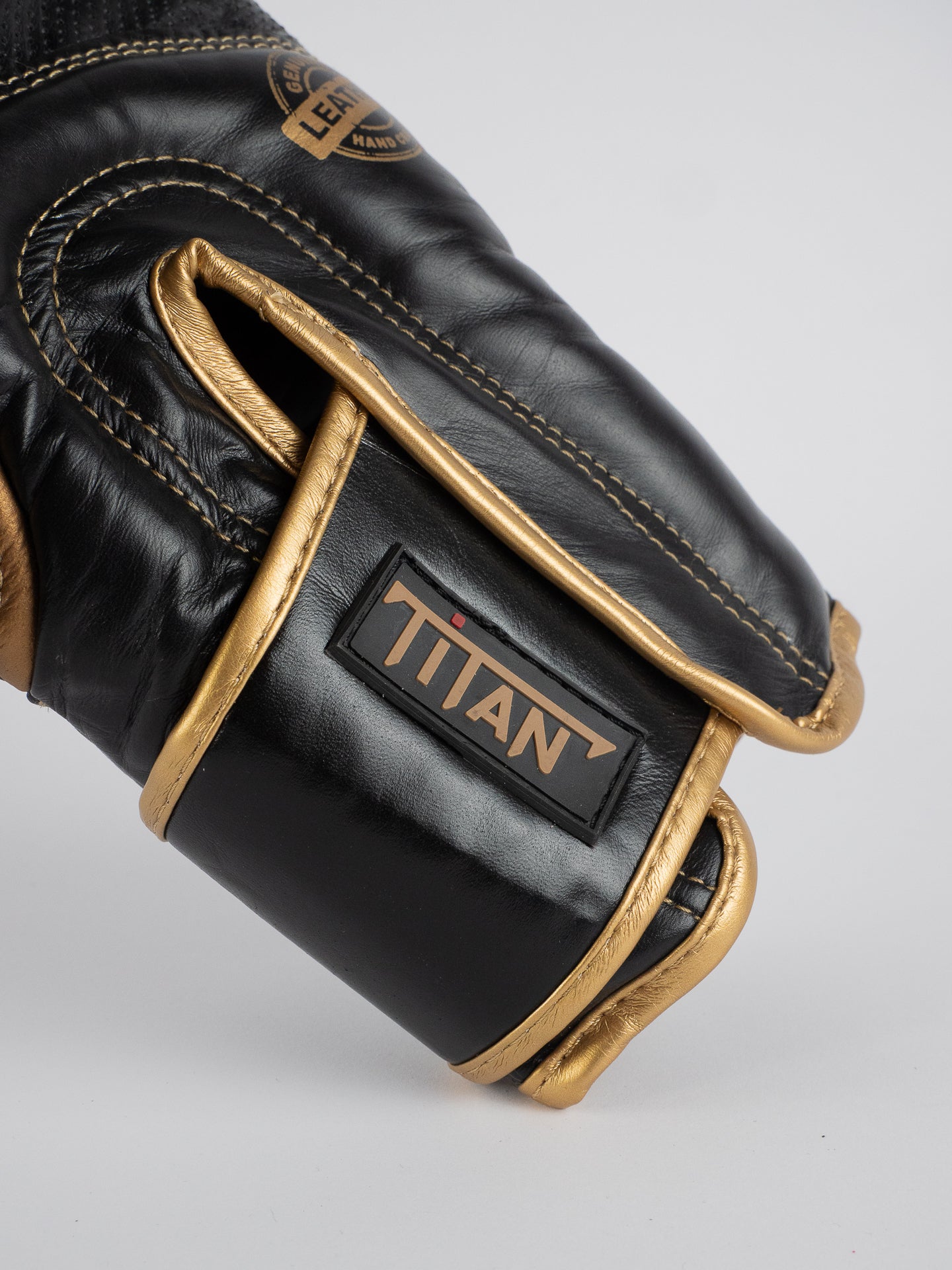 GANTS DE BOXE TITAN NOIR OR