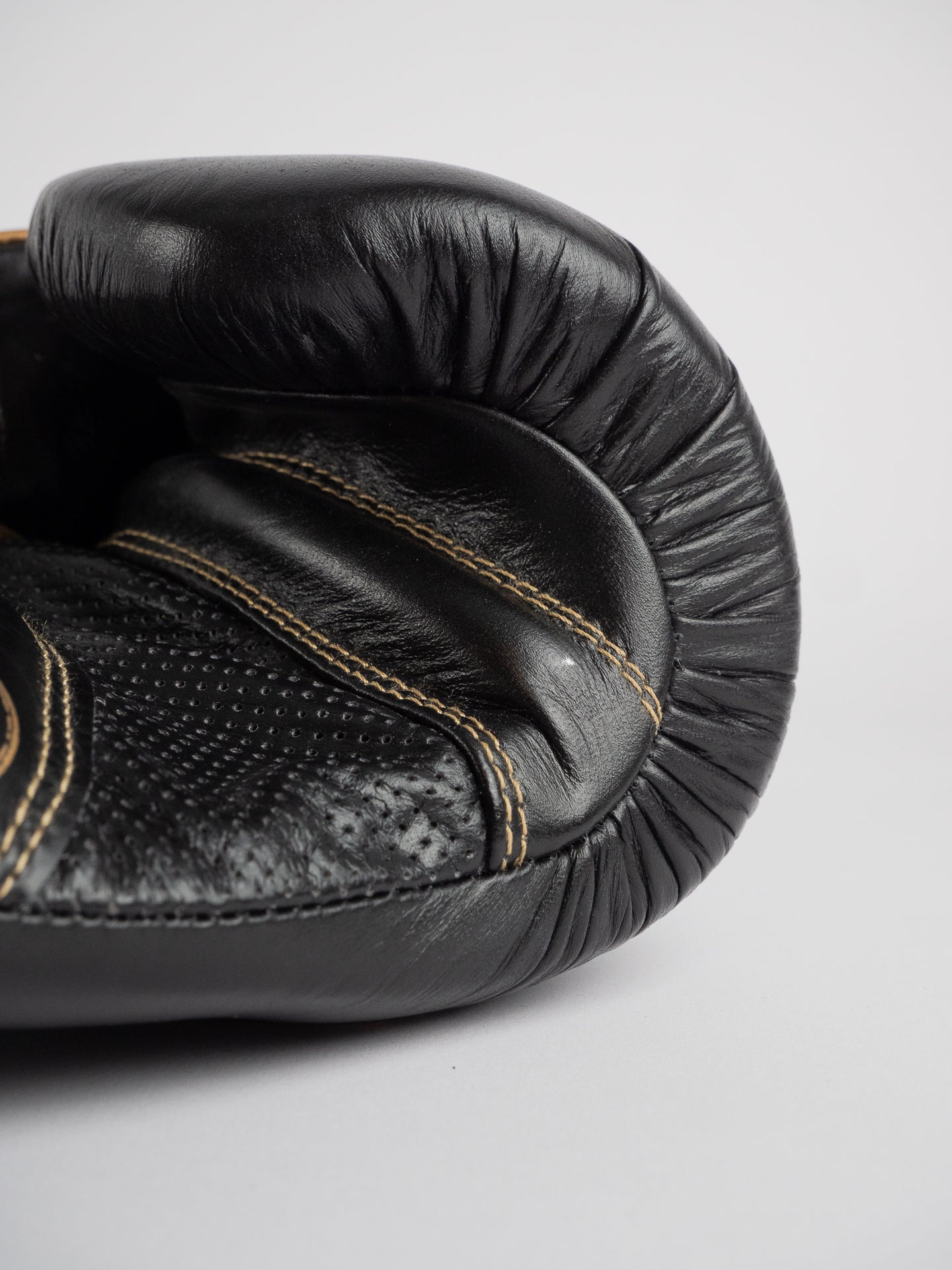 GANTS DE BOXE TITAN NOIR OR