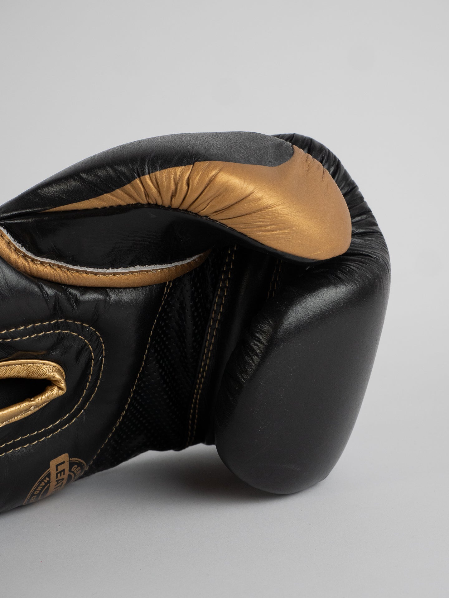 GANTS DE BOXE TITAN NOIR OR