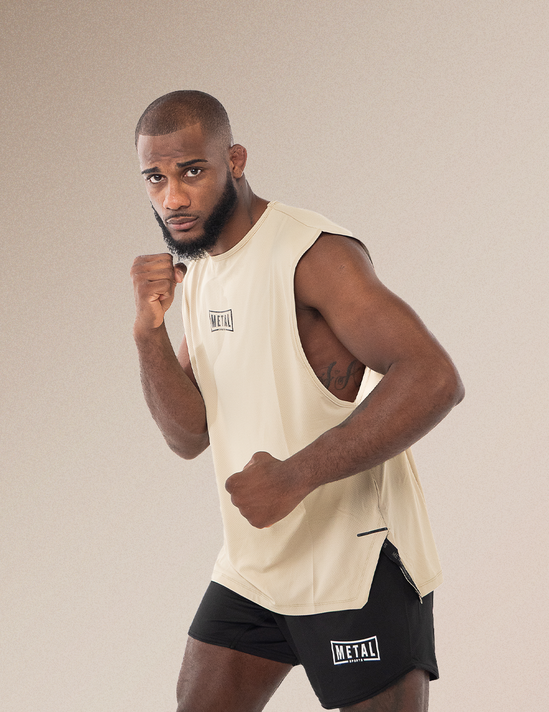 wilson varela mma ksw combattant en training tank beige desert storm et fight short noir training textile combat metal sports